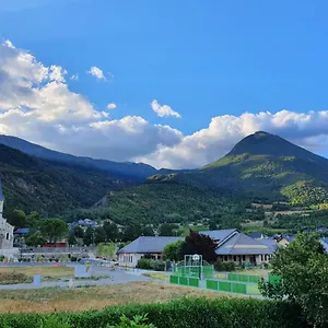https://cruet-village.hotels-rhonealpes.com
